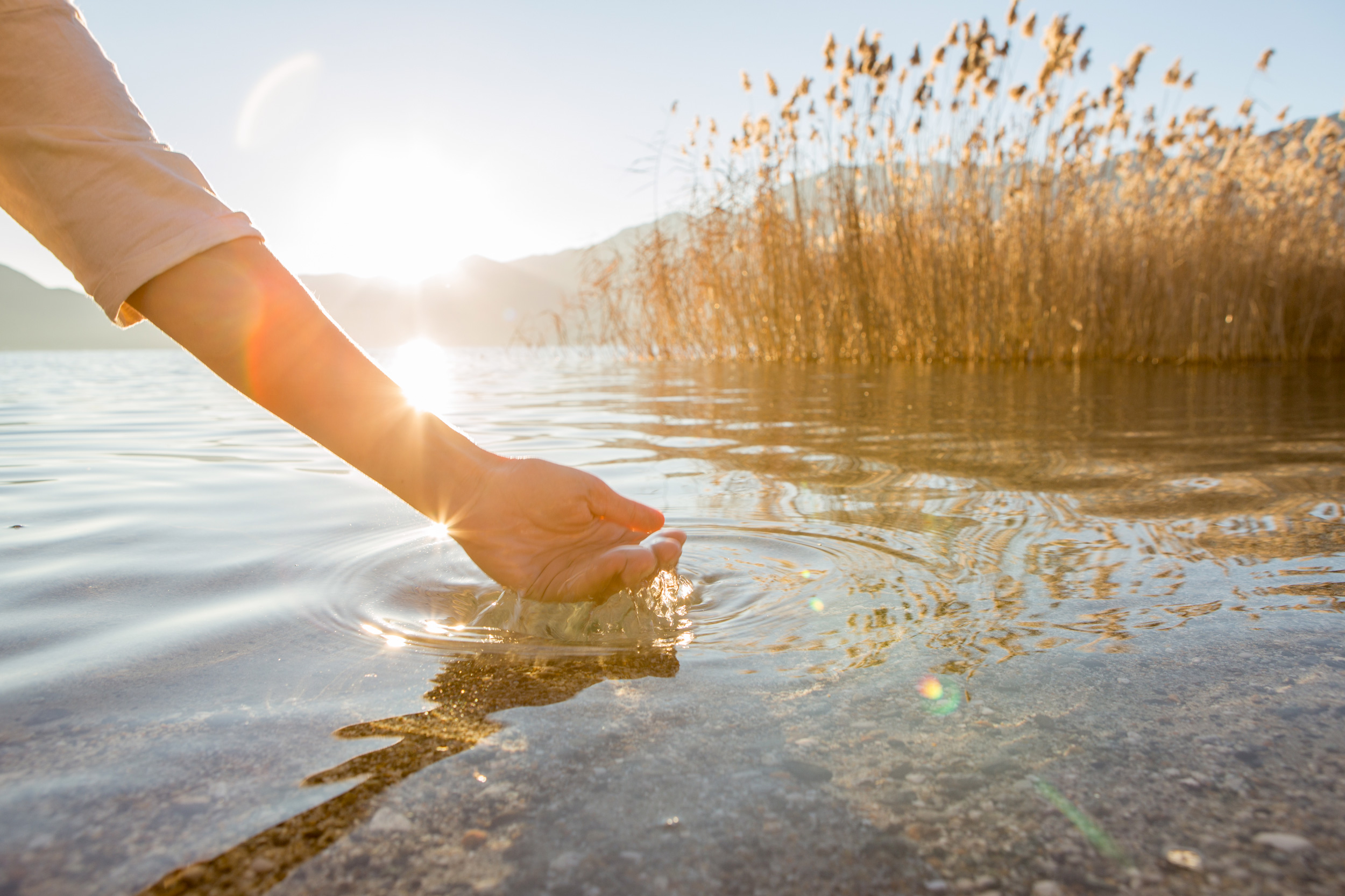 Hand schöpft Wasser